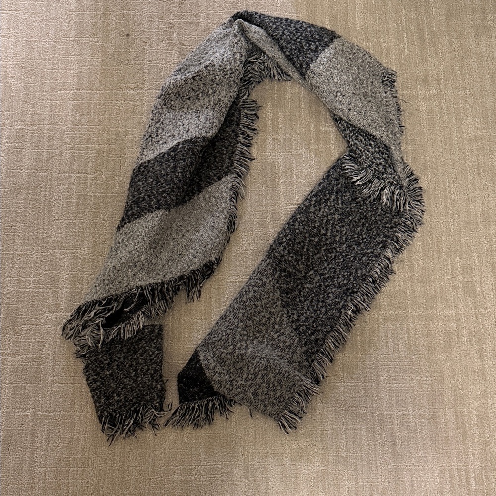 Francesca's Collections Gray and Black Textured Scarf